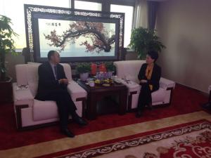 鄺遠(yuǎn)平與河南省工商聯(lián)副主席、鄭州市工商聯(lián)主席薛景霞